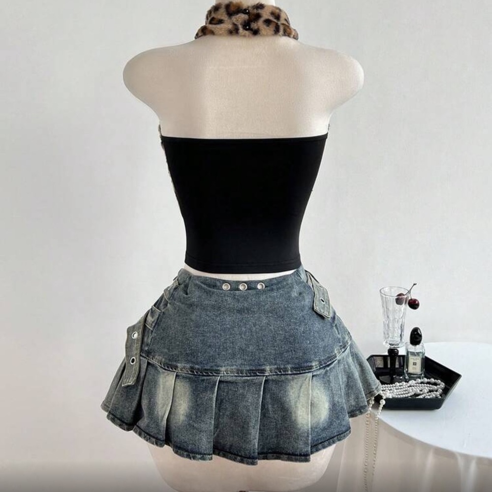 Leopard Print Halter Crop Top - Picture 3 of 6